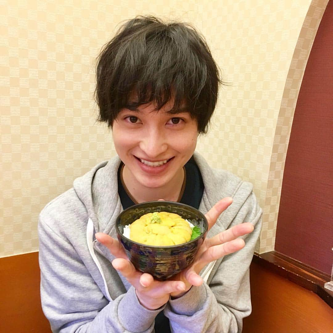 阪本奨悟のインスタグラム：「* ご覧ください、この笑顔😆！ しょーご編集長 with うに丼。 だいぶご満悦でございます。 * 写真集「ただいま。」を ご紹介いただいた さまざまなインタビュー、もう読んでいただきましたか？「明星」「ViVi」、各webなど、ぜひチェックして下さいね❤️ * そのトークでたびたび登場してるのが「北海道のウニ」。なかなかハードなロケでしたが、そこは「ウニとムチ」！ ウニを目標に頑張った、編集長なのでした。 * さて。 「マフラー巻き会」へのご応募、ありがとうございます😊  文字通り、しょーご編集長が 寒い季節に「感謝の想い」と 「ぬくもり」をお届けするイベントです。 お持ちになったマフラーやストールを、編集長がみなさまにくるりん🧣。 そのぬくもりで、ひと冬頑張っていただけたら！と考えています。 * 締切は11月5日。 アニメイト各店舗などにて「ただいま。」をご購入いただき、イベントコードを取得後お申込みくださいね！  しょーご編集長が お待ちしてます✨。 詳しくはアニメイトHPをご覧ください。 #阪本奨悟 #shogosakamoto  #写真集ただいま #マフラー巻き会🧣」