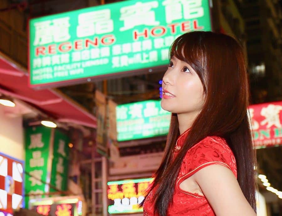 中川杏奈さんのインスタグラム写真 - (中川杏奈Instagram)「🎃Happy Halloween🎃 先日の香港での撮影でチャイナドレスを着ました(*^^*) 観光地の女人街にたくさんチャイナドレス着てる人いるかと思ったけど、一人もいなくて恥ずかしかった💦 でもおかげでたくさんの人に声をかけて頂きたくさん写真撮ってもらったのでよかったかな😻 ついでにハロウィン投稿用の写真になったし笑 みなさんはハロウィン楽しんで*\(^o^)/* : #香港 #撮影 #女子旅 #香港旅行 ガイドブック #チャイナドレス #コスプレ #cosplay #ハロウィンコスプレ #ハロウィン仮装 #Halloween #ポートレート撮影 #女人街 #portrait #ポートレートモデル  #portraitmodel  #日本人に中国人と間違えられた  #ハロウィンとは無縁の人生」10月28日 17時34分 - annanakagawa0228
