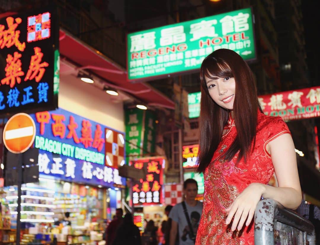 中川杏奈さんのインスタグラム写真 - (中川杏奈Instagram)「🎃Happy Halloween🎃 先日の香港での撮影でチャイナドレスを着ました(*^^*) 観光地の女人街にたくさんチャイナドレス着てる人いるかと思ったけど、一人もいなくて恥ずかしかった💦 でもおかげでたくさんの人に声をかけて頂きたくさん写真撮ってもらったのでよかったかな😻 ついでにハロウィン投稿用の写真になったし笑 みなさんはハロウィン楽しんで*\(^o^)/* : #香港 #撮影 #女子旅 #香港旅行 ガイドブック #チャイナドレス #コスプレ #cosplay #ハロウィンコスプレ #ハロウィン仮装 #Halloween #ポートレート撮影 #女人街 #portrait #ポートレートモデル  #portraitmodel  #日本人に中国人と間違えられた  #ハロウィンとは無縁の人生」10月28日 17時34分 - annanakagawa0228