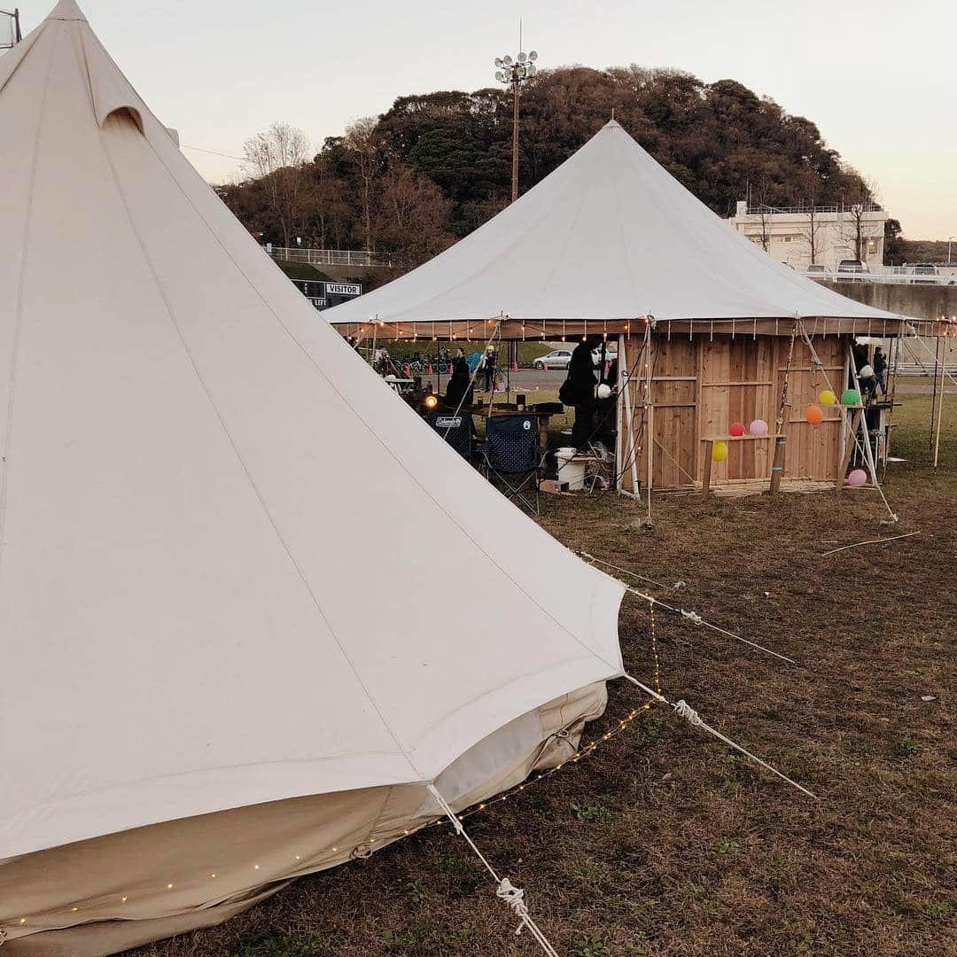のインスタグラム：「今日はお出かけ🎪🐁 音楽が流れる中、ごはんを食べたりワークショップが出来る場所、テントの中に図書館があったりと素敵なフェスでした🌲✨」