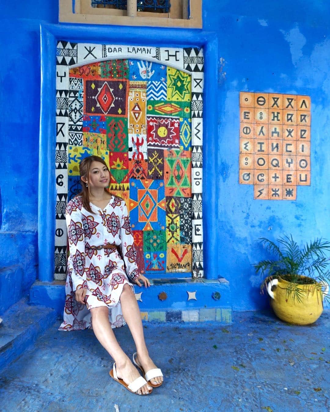 市原彩花さんのインスタグラム写真 - (市原彩花Instagram)「モロッコの青い街、シャウエン 見渡す限り、青一色🦋 #Morocco#モロッコ#chefchaouen#シャウエン#chaouen#シェフシャウエン#青い街#allblue#モロッコ旅行#モロッコ観光#海外旅行#女子旅#moroccotravel . 飛行機と車で日本から約30時間！ 私たち体力あるなぁ😂 . It took 30 hours from Japan by airplane and car. We are so tough girls😂」10月28日 18時00分 - ayaka_ichihara