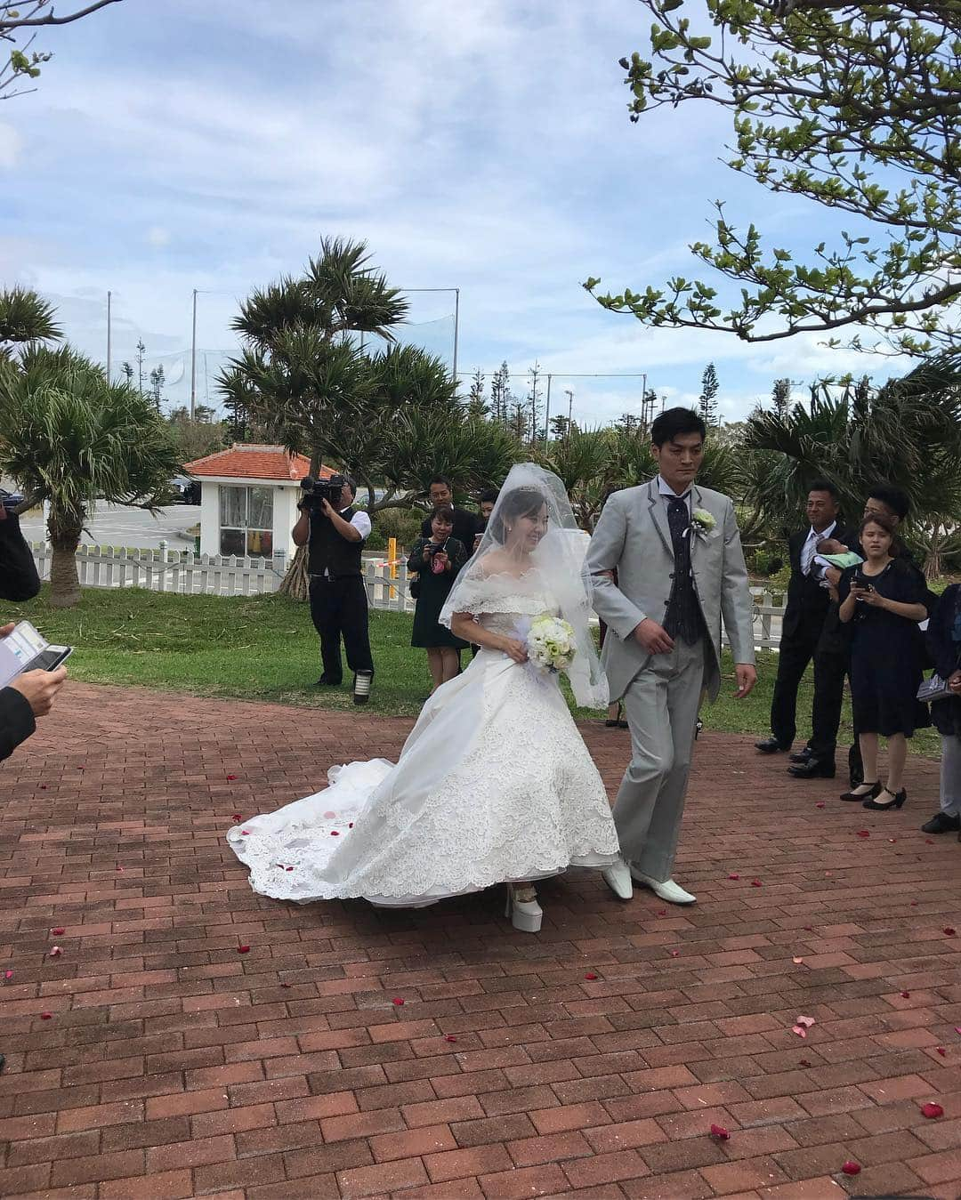 高橋みゆきさんのインスタグラム写真 - (高橋みゆきInstagram)「弟の結婚式💒沖縄🏖 #沖縄 #結婚式 #晴れてよかった #風強かったけど #おめでとう」10月28日 18時14分 - shin_miyukichi