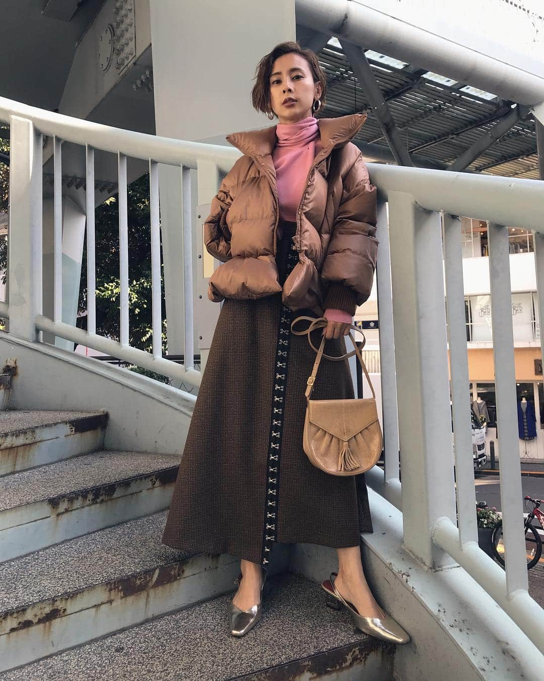 黒石奈央子さんのインスタグラム写真 - (黒石奈央子Instagram)「あめりふく。 . STAND COLLAR DOWN JK ¥29600+tax 11/2 MANY CLASP SK ¥15700+tax 11/2 BOW TIE  KNIT ¥10100+tax 11/2 PUMPS 先行予約中 . ダウンジャケット何色にするか迷うやつ。 ブラウンも相当可愛いの。 あとボウタイのニットは珍しくピンクもつくったよ!ブラウンとの合わせが素敵でしょ？ スカートはチェック柄バージョン！ .  詳細はウェブストアのcomingsoonにて . @ameri_shinjuku @amerivintage @ameri_daikanyama #ameri#amerivintage #fashion #coordinate#ootd#outfit#osanposnap #705_outfit #大人ファッション #大人コーディネート #大人スタイル #modestyle #modefashion#modecasual」10月28日 18時13分 - blackstone705