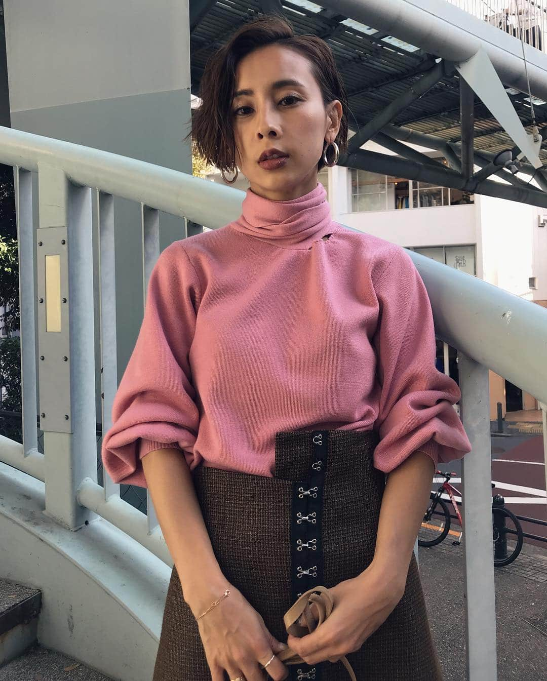 黒石奈央子さんのインスタグラム写真 - (黒石奈央子Instagram)「あめりふく。 . STAND COLLAR DOWN JK ¥29600+tax 11/2 MANY CLASP SK ¥15700+tax 11/2 BOW TIE  KNIT ¥10100+tax 11/2 PUMPS 先行予約中 . ダウンジャケット何色にするか迷うやつ。 ブラウンも相当可愛いの。 あとボウタイのニットは珍しくピンクもつくったよ!ブラウンとの合わせが素敵でしょ？ スカートはチェック柄バージョン！ .  詳細はウェブストアのcomingsoonにて . @ameri_shinjuku @amerivintage @ameri_daikanyama #ameri#amerivintage #fashion #coordinate#ootd#outfit#osanposnap #705_outfit #大人ファッション #大人コーディネート #大人スタイル #modestyle #modefashion#modecasual」10月28日 18時13分 - blackstone705