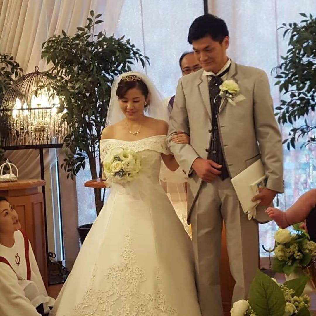 高橋みゆきのインスタグラム：「弟の結婚式💒沖縄🏖 #沖縄 #結婚式 #晴れてよかった #風強かったけど #おめでとう」