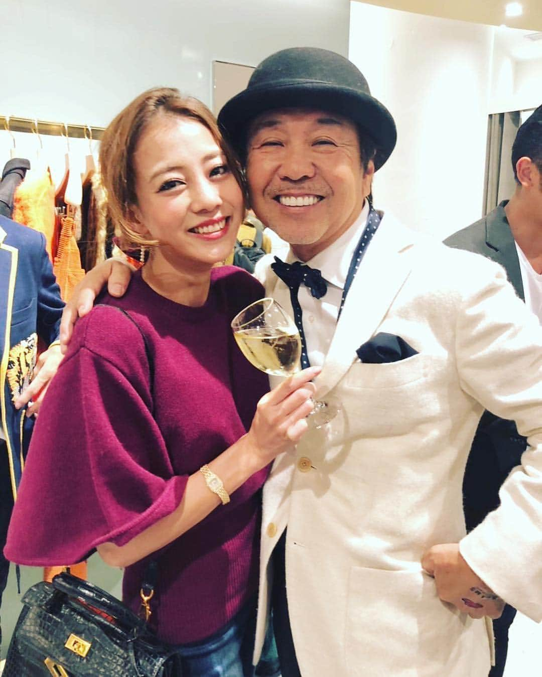 あびる優さんのインスタグラム写真 - (あびる優Instagram)「BEAMS Roppongi Hills Reception Party😃🎉 BEAMSが六本木ヒルズにグランドオープンしました😍 この日はcartier💍とBEAMS👗のパーティーがありましたが、大好きな友達やお久しぶりの方達とも再会出来で本当に幸せな１日でした😋💕 タラちゃん、ビームスのスタッフの皆様、改めて、BEAMS六本木ヒルズ店オープンおめでとうございます㊗️🍾 カジュアル〜フォーマル、エレガント、お洋服はもちろん様々なアイテムが揃ってました😊🎶 またゆっくりお買い物行きたいと思います🐷❣️ #beams#roppongihills#fashion #shopping#shooting#party#friends#happy#love#fun#smile#congratulations#ビームス#ファッション#ビームス六本木ヒルズ#オープン＃パーティー#おめでとうございます#幸せ#みんな笑顔」10月28日 18時21分 - yuabiru74