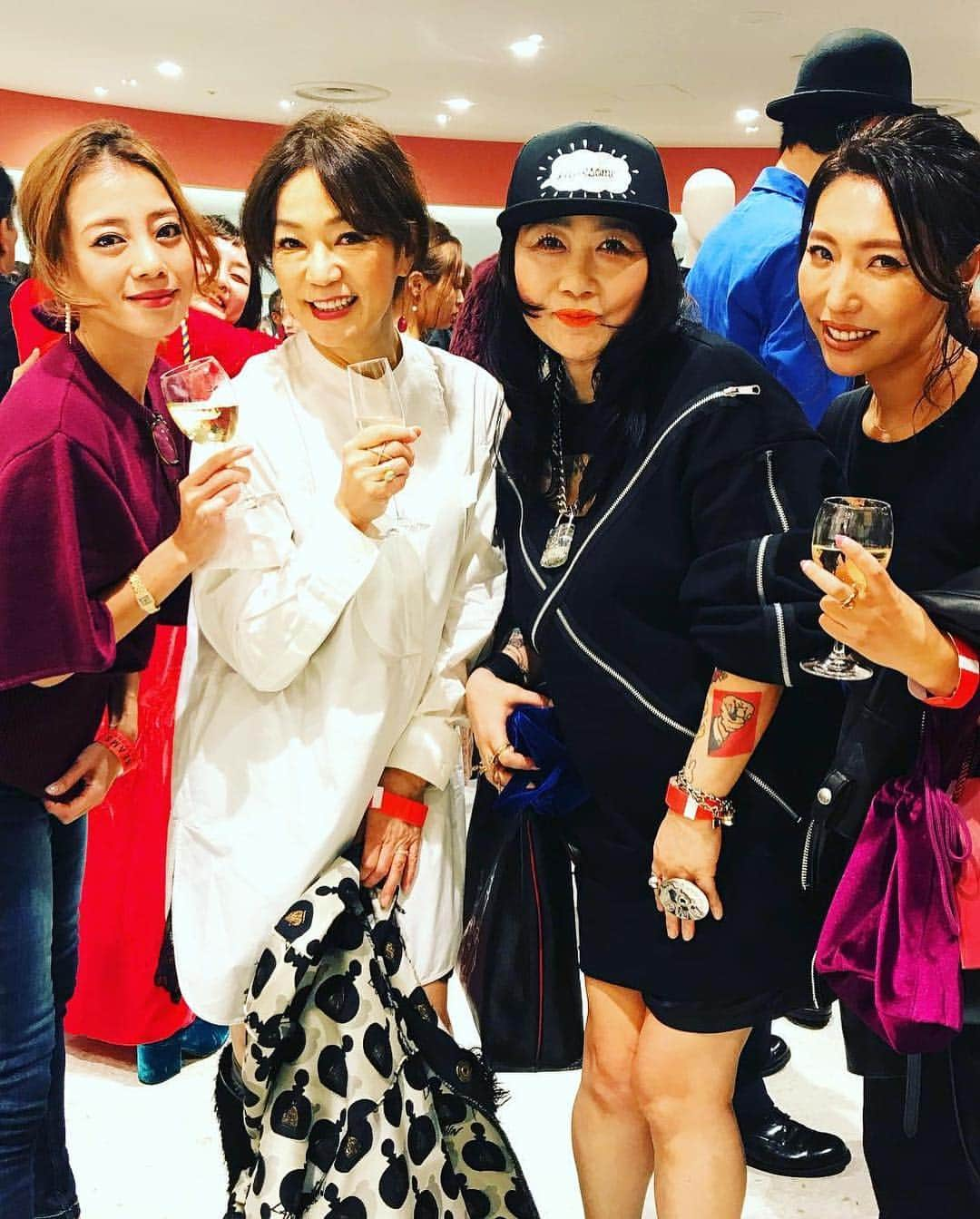 あびる優さんのインスタグラム写真 - (あびる優Instagram)「BEAMS Roppongi Hills Reception Party😃🎉 BEAMSが六本木ヒルズにグランドオープンしました😍 この日はcartier💍とBEAMS👗のパーティーがありましたが、大好きな友達やお久しぶりの方達とも再会出来で本当に幸せな１日でした😋💕 タラちゃん、ビームスのスタッフの皆様、改めて、BEAMS六本木ヒルズ店オープンおめでとうございます㊗️🍾 カジュアル〜フォーマル、エレガント、お洋服はもちろん様々なアイテムが揃ってました😊🎶 またゆっくりお買い物行きたいと思います🐷❣️ #beams#roppongihills#fashion #shopping#shooting#party#friends#happy#love#fun#smile#congratulations#ビームス#ファッション#ビームス六本木ヒルズ#オープン＃パーティー#おめでとうございます#幸せ#みんな笑顔」10月28日 18時21分 - yuabiru74