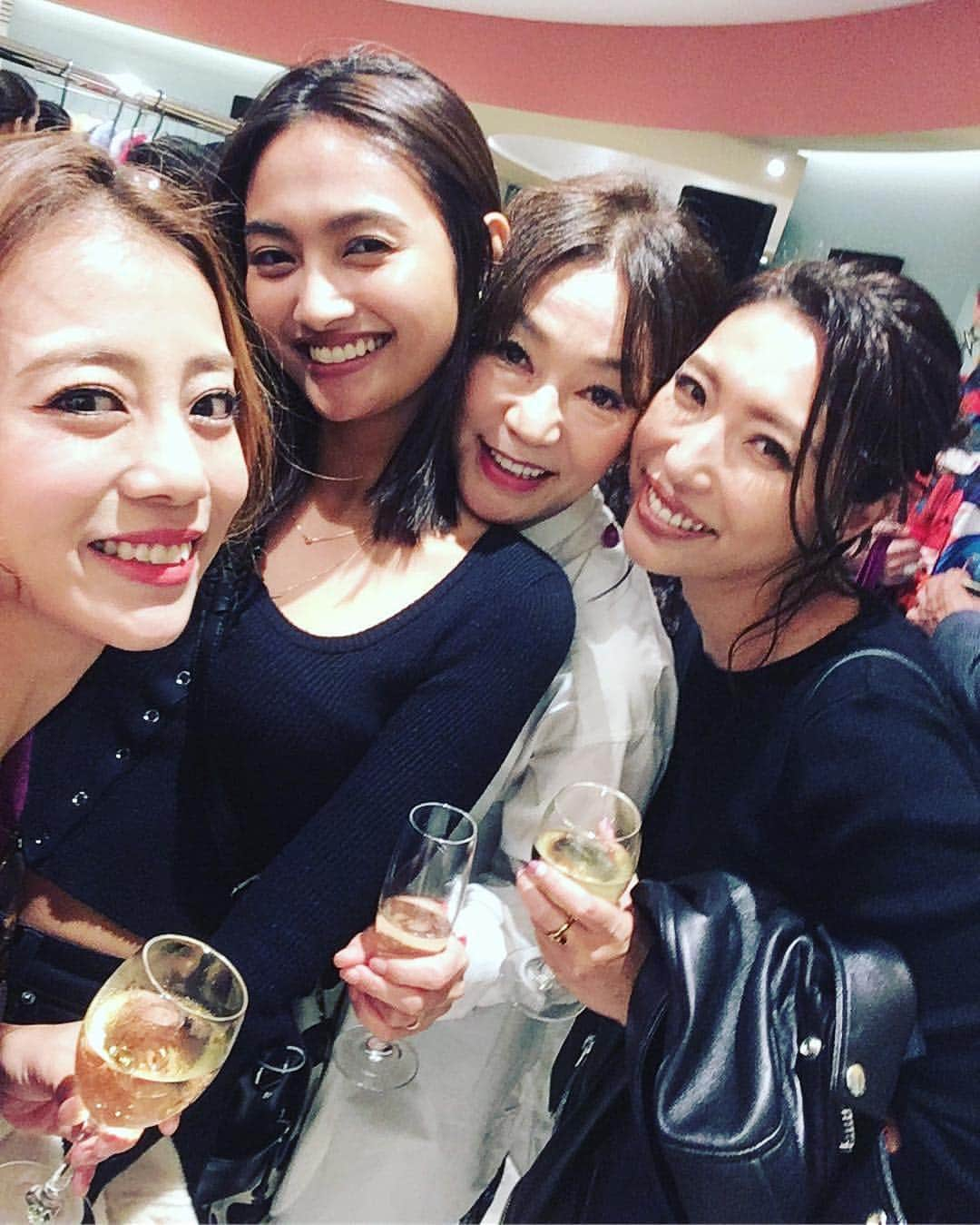 あびる優さんのインスタグラム写真 - (あびる優Instagram)「BEAMS Roppongi Hills Reception Party😃🎉 BEAMSが六本木ヒルズにグランドオープンしました😍 この日はcartier💍とBEAMS👗のパーティーがありましたが、大好きな友達やお久しぶりの方達とも再会出来で本当に幸せな１日でした😋💕 タラちゃん、ビームスのスタッフの皆様、改めて、BEAMS六本木ヒルズ店オープンおめでとうございます㊗️🍾 カジュアル〜フォーマル、エレガント、お洋服はもちろん様々なアイテムが揃ってました😊🎶 またゆっくりお買い物行きたいと思います🐷❣️ #beams#roppongihills#fashion #shopping#shooting#party#friends#happy#love#fun#smile#congratulations#ビームス#ファッション#ビームス六本木ヒルズ#オープン＃パーティー#おめでとうございます#幸せ#みんな笑顔」10月28日 18時21分 - yuabiru74