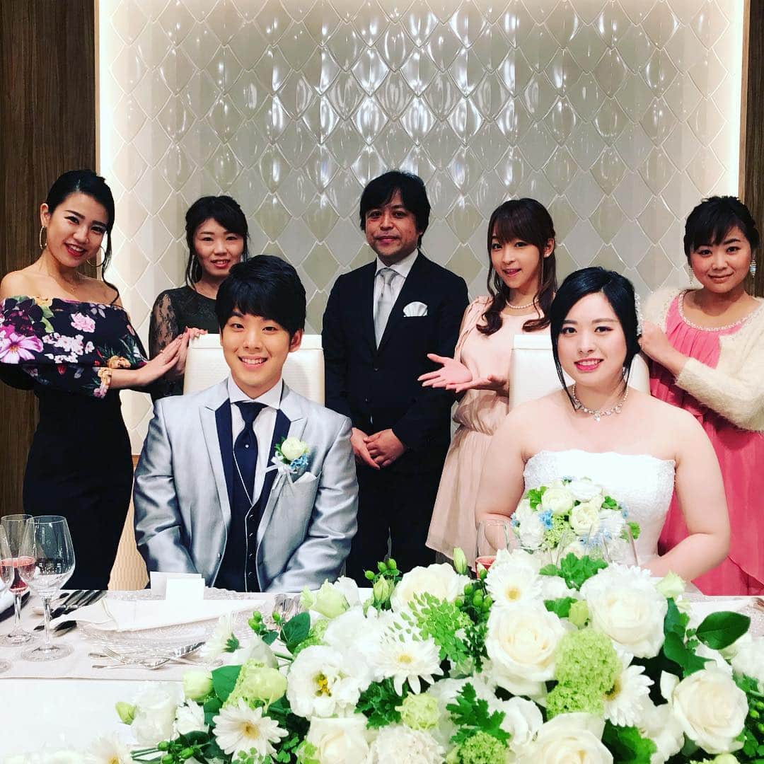 くぼたみかのインスタグラム：「職場のゆかりちゃんの結婚式😍🎉映画(特にアメコミ)大好きなお2人、ファーストバイトをキャプテンアメリカの盾でするなど、ふたりらしい式で映画好きなうちの会社メンバーも超楽しんじゃいました😊旦那様も本当にいい方で、最後は号泣😭ドレス姿可愛かったな😍幸せ沢山分けていただきました❤️末長くお幸せに🙏❤️🙏❤️🙏❤️ #wedding ##happywedding #happy #live #party #結婚式 #おめでとう #ウェディング」