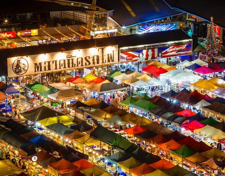 タイ国政府観光庁さんのインスタグラム写真 - (タイ国政府観光庁Instagram)「バンコク屈指のインスタ映えスポット「ラチャダー鉄道市場」へGO✨﻿ ﻿ 若者や旅行者で賑わう「ラチャダー鉄道市場」は、おしゃれなナイトマーケット。雑貨やアンティーク、ファッションなどあらゆる商品が並べられています👗﻿ ﻿ ナイトマーケットを上から見下ろすと、フォトジェニックな夜景が🌈﻿ ﻿ #タイ #バンコク #バンコク旅行 #ラチャダー鉄道市場 #タラートロットファイラチャダー #ナイトマーケット #市場 #鉄道市場 #夜景 #タイ旅行 #旅好きな人と繋がりたい #はじめてのタイ #もっと知りタイ #こんなタイ知らなかった #thailand #bangkok #trainnightmarket #ratchada #ratchadanightmarket #amazingthailand #thailandtravel #thailandtrip #thai #thaistagram #geinc_thailand #lovethailand」10月28日 18時42分 - amazingthailandjp