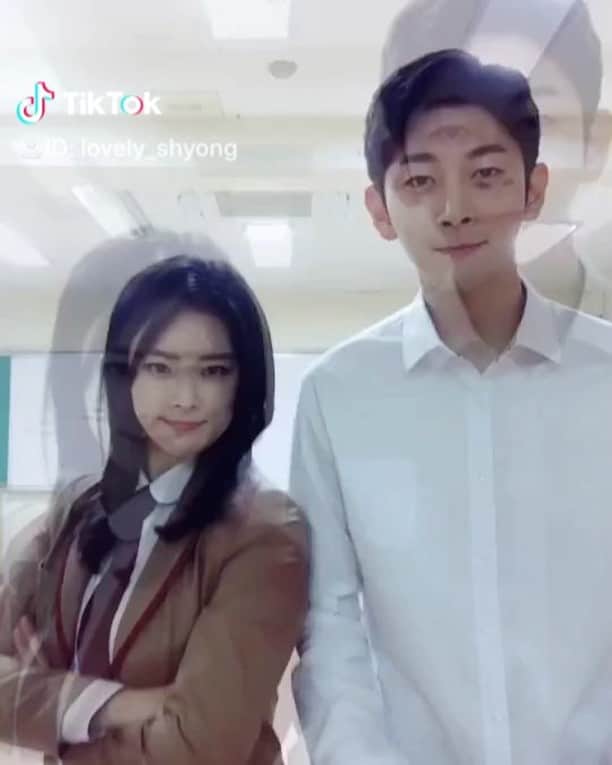 ハン・ジソンのインスタグラム：「촬영하다 쉬는시간에 틱톡잼 💜 잘한다 잘한다 잘한다 😆😆 . . whit @jun_doitz . . #tiktok #팔꿈치 #댄스 #인싸 #놀이 #틱톡 #촬영 #daily #교복」
