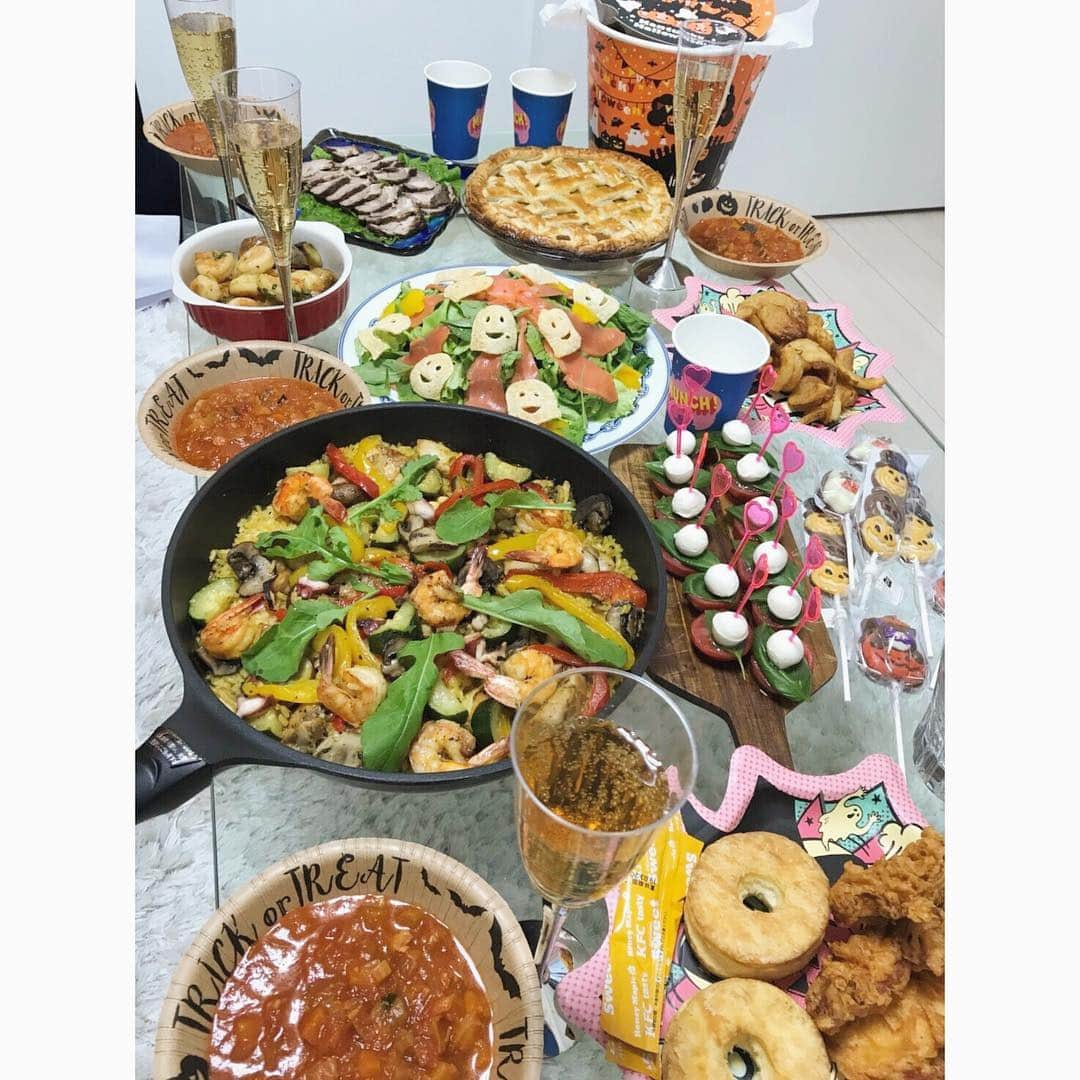 久慈暁子さんのインスタグラム写真 - (久慈暁子Instagram)「* めざましメンバーで Halloween Party🎃👻 沢山食べ過ぎて夜ご飯は 食べられなくなりました🤤笑 頭につけているクモで ずっと爆笑していた気がします🕷🤣笑 * #Halloween #party #おうちハロウィン  #ジンジャエールで乾杯  #亜子さんとデビルの耳一緒😈 #めざましテレビ」10月28日 18時55分 - kuji_akiko