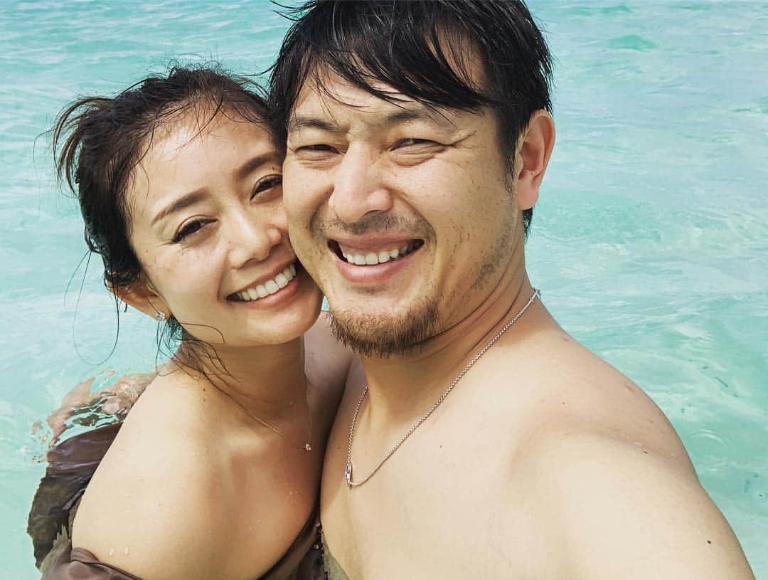 岩隈久志さんのインスタグラム写真 - (岩隈久志Instagram)「Family trip! Nice guy said to my wife"I know him. Kuma! We came from Seattle!” My wife and I were so surprised and so happy!  子供達の秋休みを利用して、義弟家族とモルディブに来ました(*^^*) 子供達が魚と泳げて喜んでいます！ 同じ場所に泊まっている方から嫁さんが話しかけられ「I know him, Kuma!」と言われ、聞くとシアトルから来た方々でした(*^^*) 嬉しかったです！」10月28日 19時21分 - hisashiiwakuma_21