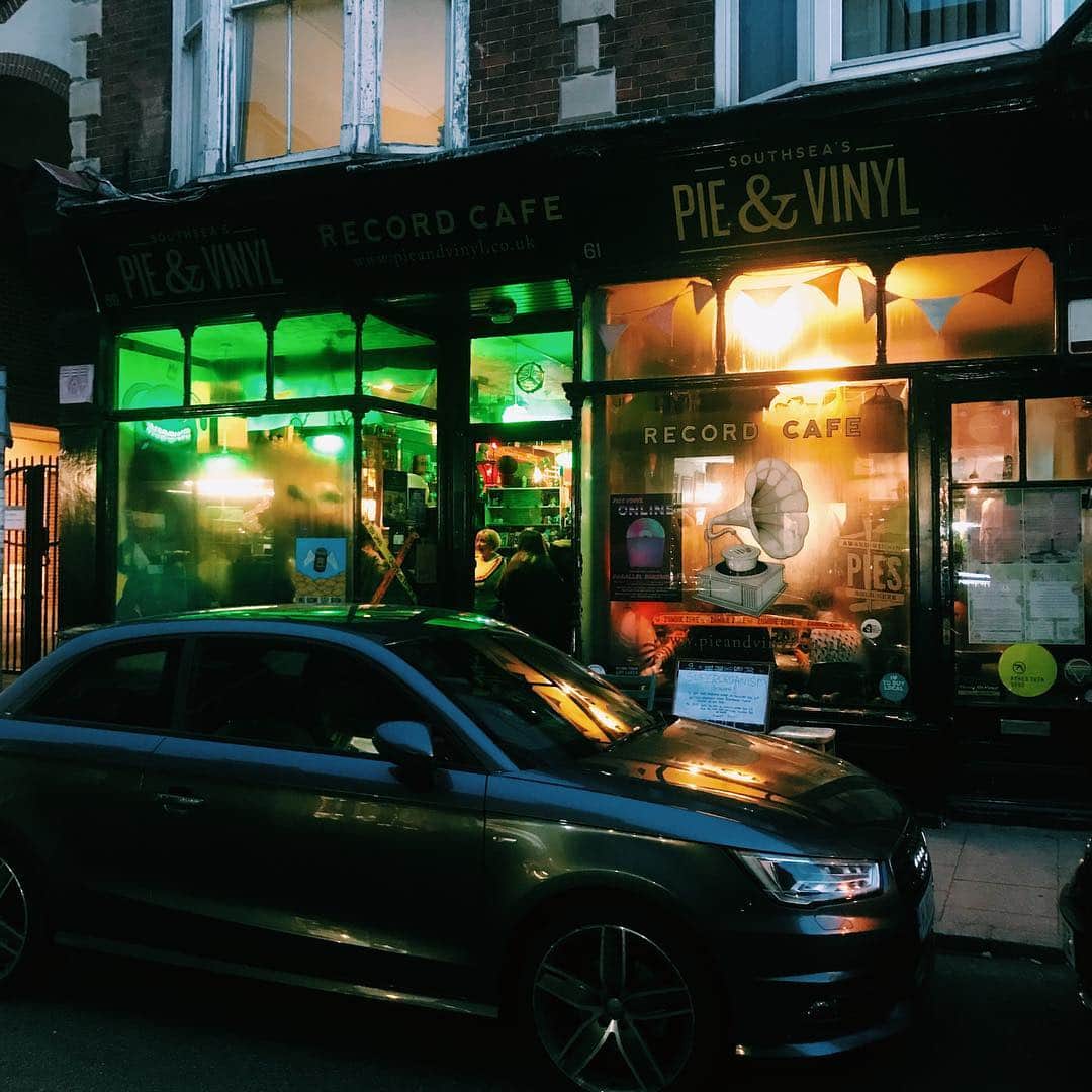 小田部仁のインスタグラム：「#portsmouth #pieandvinyl」