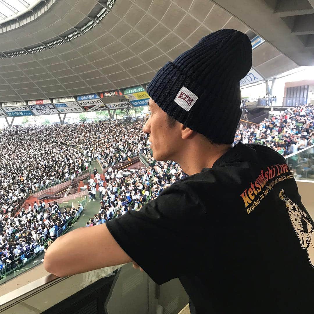 柴田英嗣のインスタグラム：「ケツメイシのライブ  #いやぶち上がった #筋トレばりに跳ねた #内緒でステージ出ちゃう俺 #お気づきになりましたか？ #ドームの広さとお客さんの数凄い #来年のツアーもブチ上げ間違いなし #やるなケツメおじさん達 #メットライフドーム」