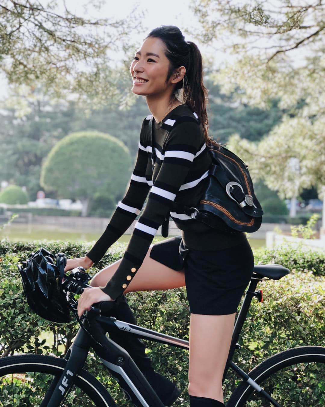 福田萌子さんのインスタグラム写真 - (福田萌子Instagram)「🚲BIKE TOKYO🚲 今日は東京の名所を観て回るサイクリングイベントがあり、スタート地点では#eバイク (電動アシスト付き自転車)の試乗も出来るということで、私もMy eバイクに乗って行ってきました😊型によってアシストパワーやブレーキングの感覚が全然違って面白い‼️ 私の乗っているのは#BESV の#クロスバイク 。 街乗りスタイルはこんな感じ✨ ・ Sweater：#ZARA Bottoms：#bcbgmaxazria  Boots：#stuartweitzman  Bag：#Dior ・ #BIKETOKYO #ツールドニッポン」10月28日 19時40分 - moekofukuda