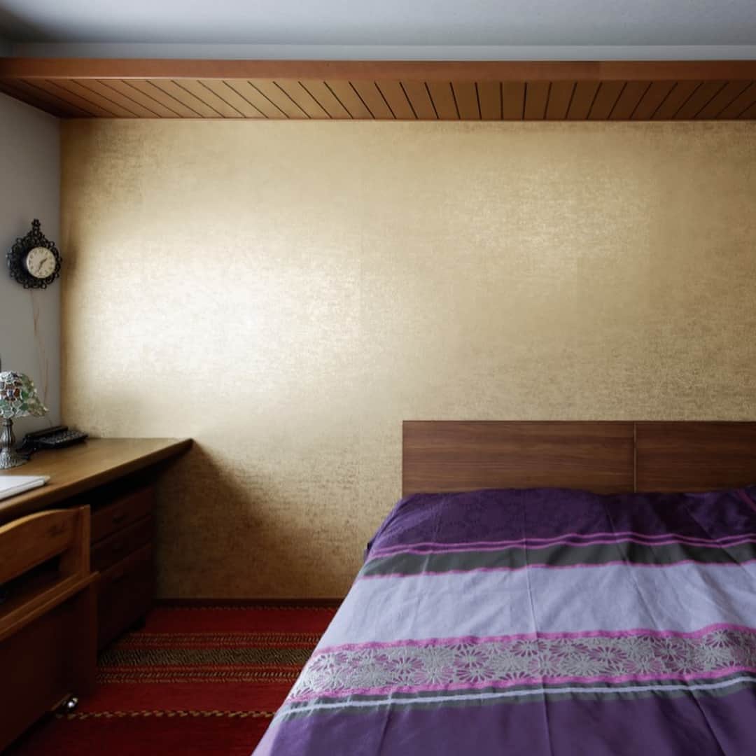 ヘーベルハウス(旭化成ホームズ株式会社)さんのインスタグラム写真 - (ヘーベルハウス(旭化成ホームズ株式会社)Instagram)「壁紙はインテリア。 本日のご紹介は、こだわりの壁紙シリーズ。  上品な煌めきが魅力的なこちらのゴールドのアクセントクロス。  世界の一流ホテルや高級住宅などハイエンドな空間には欠かせないことで有名なOmexcoというベルギーのブランドのもの。  写真のこちらは「NOMAD」というシリーズで、1923年創業の壁紙メーカーTOMITAセレクト「世界の壁紙」でも取り扱われています。品番は、NOA-2220。  デザイン性抜群のこちらのクロスを一面に採用した寝室。気品ある空間に仕上がりました。  #ヘーベルハウス #建築実例 #ヘーベリアン #インテリアデザイン #アクセントクロス #トミタセレクト #ゴールド #上質な空間 #architecture #japanese #house #accentwall #omexco #belgium #wallpaper #nomad #gold #interiordesign #instahome #homedecor #hebelhaus #hebel」10月28日 20時44分 - hebelhaus_official