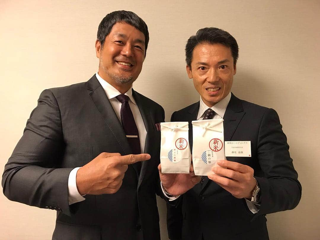 高田延彦さんのインスタグラム写真 - (高田延彦Instagram)「神明さん決起集会、藤尾益雄社長とお米を手に、そして社員さんと一緒に気合いのひと声(^^)皆さんお疲れ様でした。  #神明  #藤尾益雄  #決起集会  #サプライズ  #神戸  #髙田延彦」10月28日 20時17分 - takada_nobuhiko