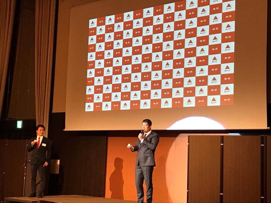 高田延彦さんのインスタグラム写真 - (高田延彦Instagram)「神明さん決起集会、藤尾益雄社長とお米を手に、そして社員さんと一緒に気合いのひと声(^^)皆さんお疲れ様でした。  #神明  #藤尾益雄  #決起集会  #サプライズ  #神戸  #髙田延彦」10月28日 20時17分 - takada_nobuhiko