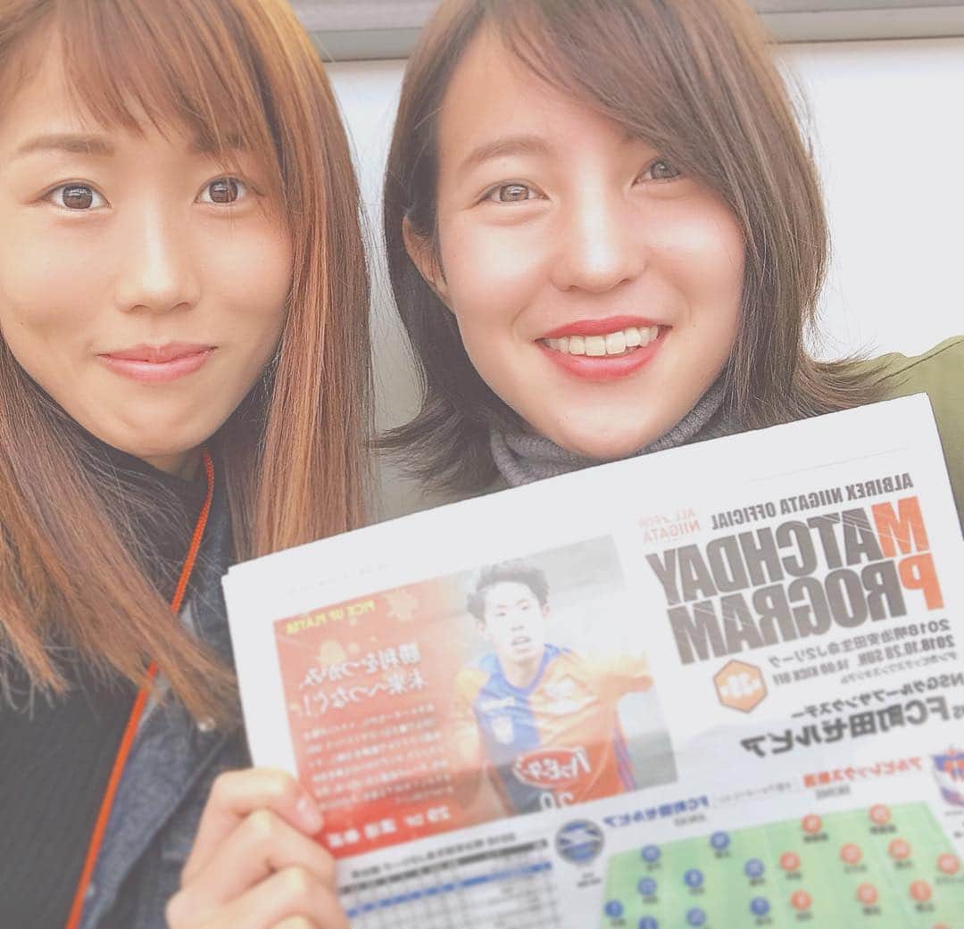 八坂芽依のインスタグラム：「トップ試合観戦⚽️ 新潟の一体感すごかった〜😭👏 点が入った時、二人で思わず観客のように喜んでました🤣 男子のサッカーみるのはすごく面白い！！ あー上手い、あーそこかー！やっぱ女子とは違うねー。の連呼笑笑 また見に行こう👌👌 #アルビレックス新潟 良いオフ〜💓💓 . ぴかるとでーと❤️ #1day #一応後輩 #同い年と思ってる この子 #嫌いじゃない 笑」