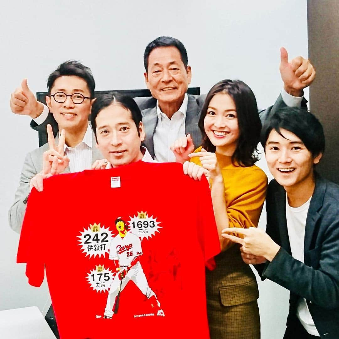 福田典子さんのインスタグラム写真 - (福田典子Instagram)「先週、又吉さんがスタジオに💓 広島の新井選手からサイン入り特製Tシャツをもらってとってもいい笑顔で写真に入ってくださいました！！！ . その広島とソフトバンクの日本シリーズ、初勝利を上げるのはどちらでしょうか！ . #ゴルフ #Tリーグ #卓球 #スピードスケート #NBA #バスケットボール #プロ野球 #日本シリーズ #フィギュアスケート #宇野昌磨 選手 #競馬 などなどお伝え予定です！ ドラフトの裏側のあの部分に潜入？！ 今日もSPORTSウォッチャー、ぜひご覧ください！ . #SPORTSウォッチャー #ビビる大木 さん #又吉直樹 さん #中畑清 さん #原田修佑 アナウンサー #福田典子 #テレビ東京 ⚠️スコアを書きながら作業をしてしまい、お名前を間違えてしまいました！大変失礼致しました。。」10月28日 20時26分 - norikofukuda212