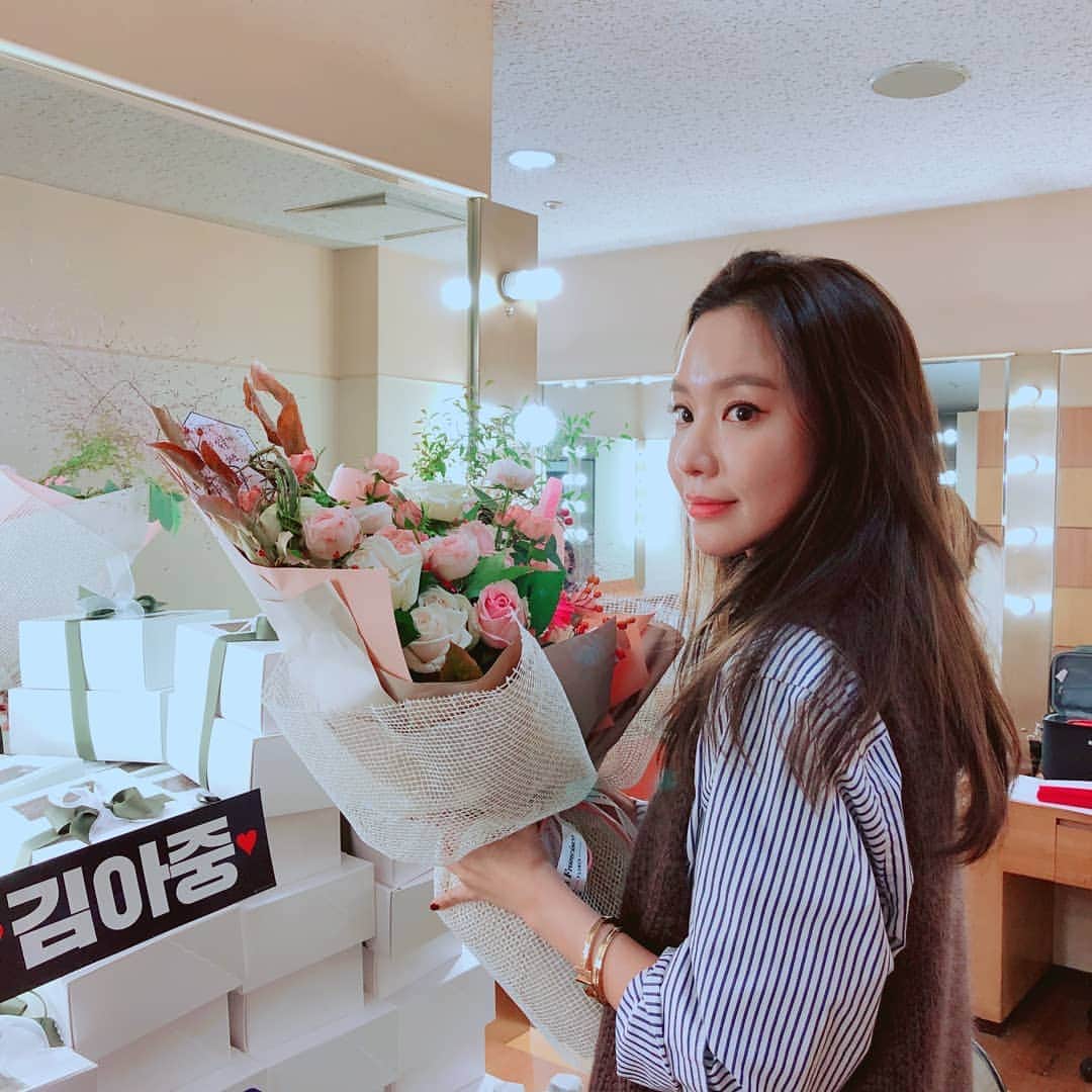 のインスタグラム：「그대들 덕분에 기분이 한~~껏 들떴어ㅎ 고마워 💋💋💋」