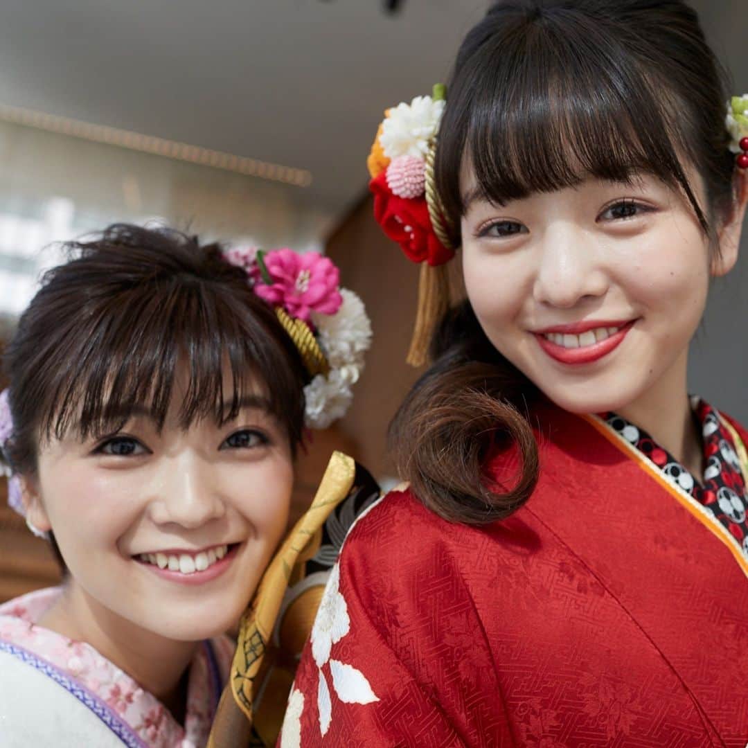 京都きもの友禅【公式】さんのインスタグラム写真 - (京都きもの友禅【公式】Instagram)「ハレの日 も、いつものお友達と並んで撮ったら可愛いですね💗♪⠀⠀ ⠀⠀ @kimono_yuzen で振袖コーディネートをcheck♪⠀⠀ ⠀⠀ #京都きもの友禅 #振袖 #撮影風景 #成人式 #成人式前撮り #ふりそで #着物 #はたち #和 #ハタチは一生もの #振袖レンタル #ふりそでーしょん #着物コーディネート #着物女子 #振袖撮影 #振袖ヘアメイク#赤 #白 #横田真悠 #工藤美桜 #ハレの日」10月28日 20時30分 - kimono_yuzen