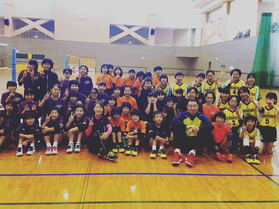 のインスタグラム：「. 北海道士幌町with斎藤ノブさん🏐 . 偽物の牛を沢山見ました🐄🐮 . #北海道 #士幌町  #バレーボール🏐  #ノブコフ205の斎藤さん  #dreamhill  #ドリームヒル」