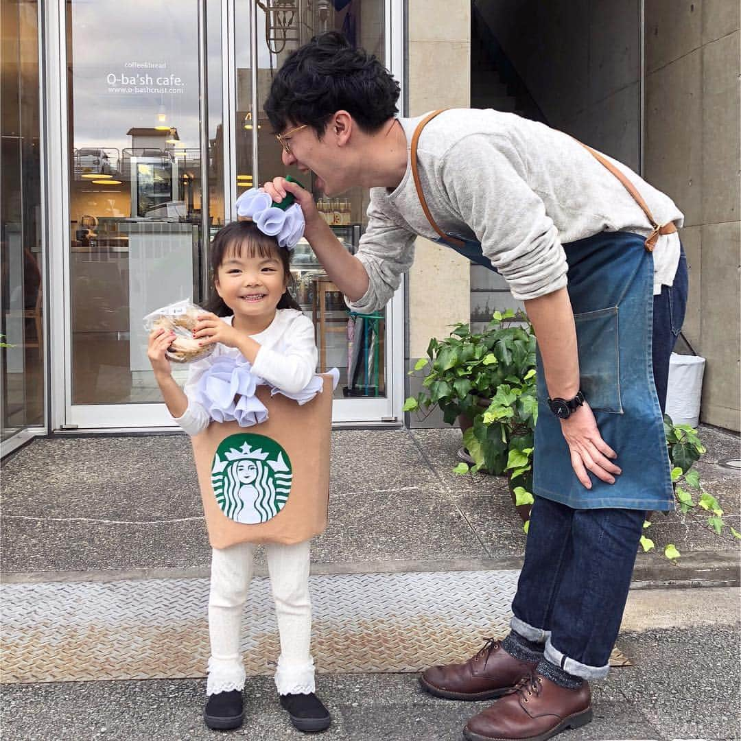 みわこさんのインスタグラム写真 - (みわこInstagram)「＊ 「めがねくん、頭からちゅーって飲んで〜」って フラペチーノのかわい子ちゃんが会いに来てくれました。 すごくすごく可愛かったな〜♡ おやつの代わりにパンをたんまりプレゼント🎁 毎年繁忙期のまっ盛りなので、ハロウィンとは無縁な 我が家だけど、2人とも癒されました☺️🤓♡」10月28日 21時06分 - meganeandmiwa