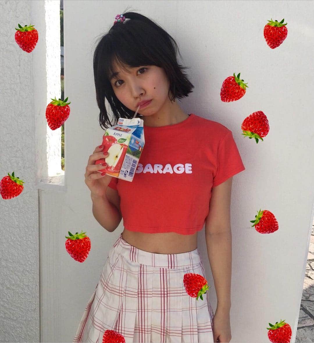 高岡未來のインスタグラム：「りんごジュースだけど🍓 #りんごジュース  #ボブ  #ショートヘア」