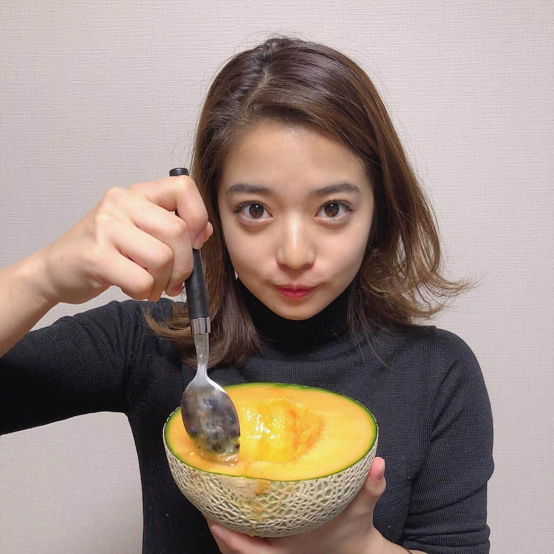 楠田瑠美のインスタグラム：「メロンにハマったぁん🍈 もう切るのせからしいけん スプーンでがぶがぶ食べます！😺 . そしてそして今日も今日とて 投票宜しゅうお願いしますッ💕 . #裸眼#メロンが反射して色素薄い人みたいになった#ラッキーメロン#赤肉メロン#メロン#送って欲しいです#メロン愛 #ミス西南#西南学院大学#ミスコン#楠田瑠美#ミスキャン#西南大」