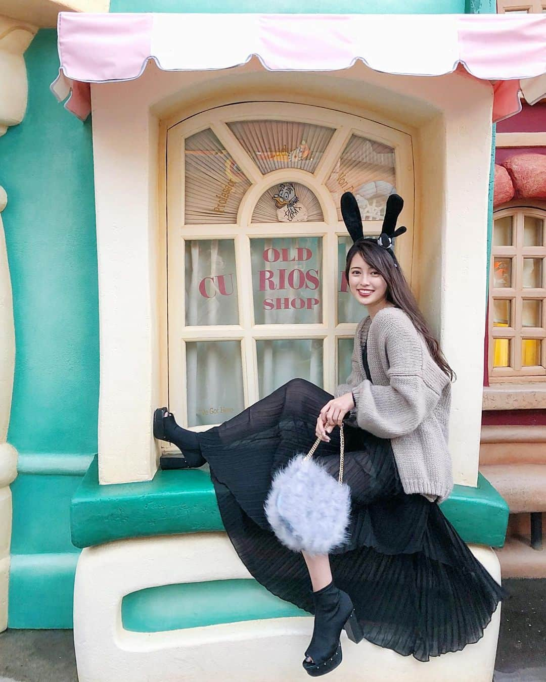 宮内理沙さんのインスタグラム写真 - (宮内理沙Instagram)「🎃🏰🖤✨ . ついに行けました🎶 仮装はしなかったけどパーク内に色々なハイクオリティのコスプレした方達がいて雰囲気だけでもハロウィン満喫できた(*´∇｀*)💓 . 楽しかったなあ😌🌟 今回ハロウィン期間に行けないと思ってたから本当に行けて良かった(TT)💓 . いつもと前髪と服装を少し変えてみたよ😙 . #tdl」10月28日 22時23分 - risa_miyauchi