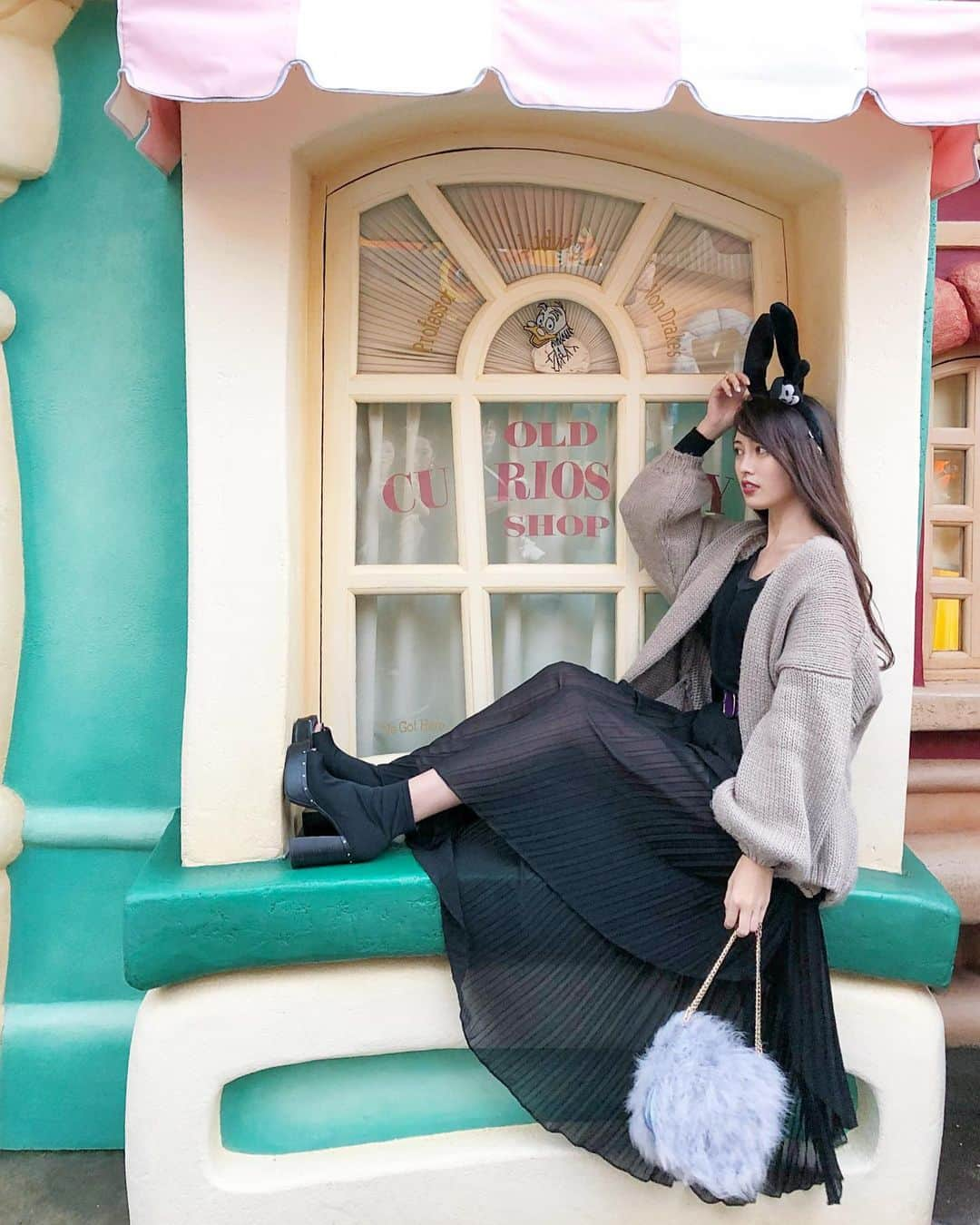 宮内理沙さんのインスタグラム写真 - (宮内理沙Instagram)「🎃🏰🖤✨ . ついに行けました🎶 仮装はしなかったけどパーク内に色々なハイクオリティのコスプレした方達がいて雰囲気だけでもハロウィン満喫できた(*´∇｀*)💓 . 楽しかったなあ😌🌟 今回ハロウィン期間に行けないと思ってたから本当に行けて良かった(TT)💓 . いつもと前髪と服装を少し変えてみたよ😙 . #tdl」10月28日 22時23分 - risa_miyauchi