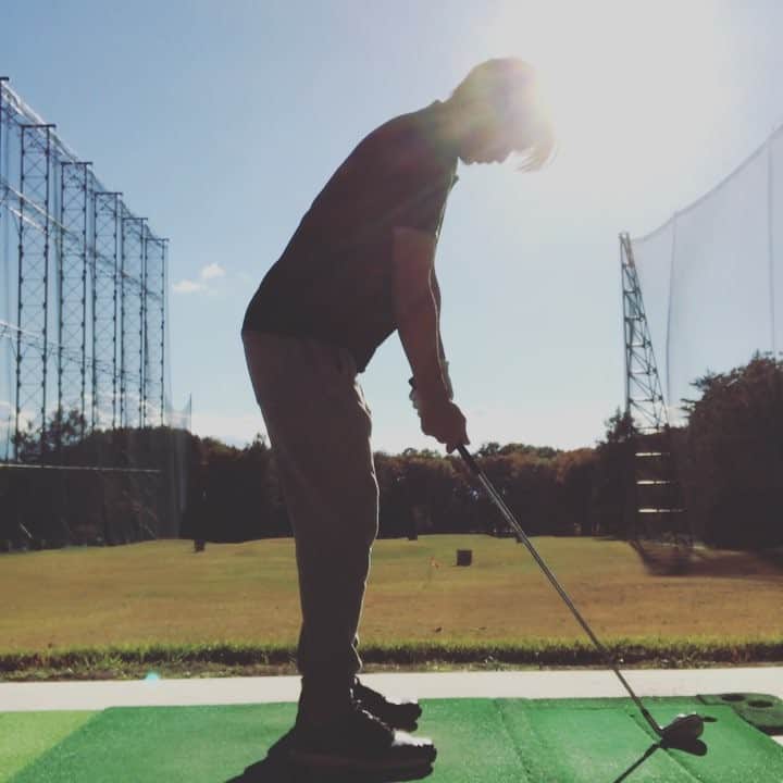 池田信太郎のインスタグラム：「最近のスイング🏌️‍♂️ 前傾角キープが難しいのと、 やはり頭が動く。 体重の移動が上手くないのかスイングが カチッと決まらないな。 もう自力だと限界かも〜 そろそろ習いに行こうかな😑😑😑 #ゴルフ  #golf  #テーラーメイド  #taylormade  #次の目標は70台 #ハーフベスト38」