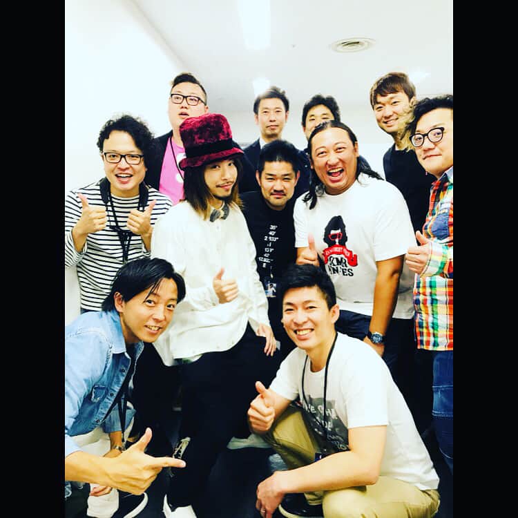 のインスタグラム：「しかも！まさかのロバート秋山さんが途中からマイクを持って登場！！！ 片手には自身自作のヘリ操縦レバーまで！！！笑  高須院長の指揮の元のコンダクトオープニング→Beautiful Smile(オールナイトニッポンテーマ曲ジングルパート有り)  に途中から登場し、あの生の「サンデー◯ニスファイ！！」を聞くことができ、最高潮の爆笑のパフォーマンスでした♫  高須院長の指揮によるYoYo the "Pianoman" Jazz Comboは史上最多の5管入り、ビブラフォン入りの豪華な10人編成、これまでに無い音圧に！！！ #yoyothepianoman #ロバート秋山 #オールナイトニッポン歌謡祭 #岡村隆史 #横浜アリーナ #高須クリニック #高須克弥」