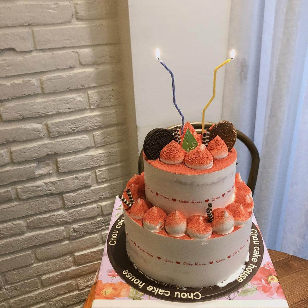 ウィ・ソンヒさんのインスタグラム写真 - (ウィ・ソンヒInstagram)「미리 생일ㅎㅎㅎ🎂 2단케이크 첨 받아봐 고마워 은정아❤️❤️❤️❤️」10月29日 0時03分 - _seong_hee