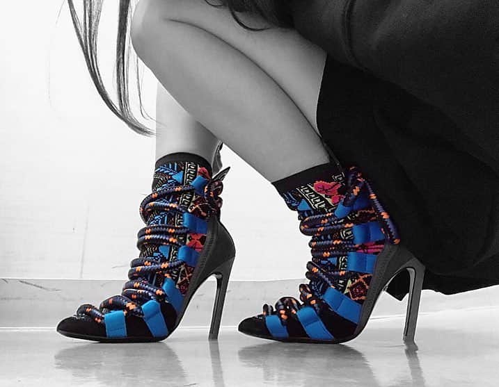 のインスタグラム：「今日のステージで使った靴👠🦋 一目惚れで買いました。 好きな靴履いたらテンション上がる。 #diesel #highheels #boots #littlesunnybite #colorful #black #flashy #glitzy」