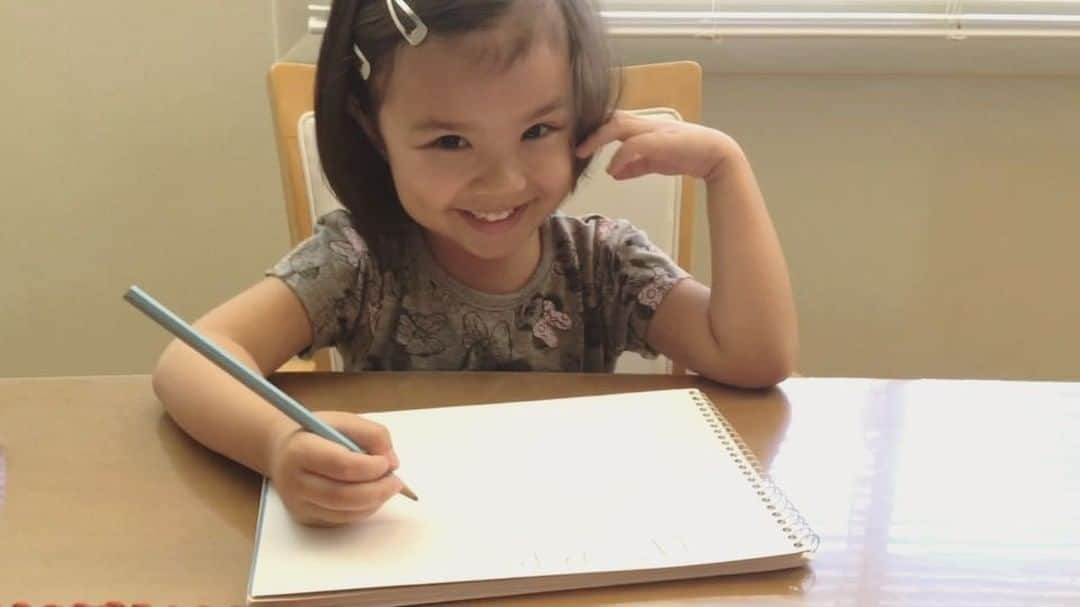 バイリンガル3兄妹のインスタグラム：「「HANNA」 書けるようになったよ♡ ・ まだまだ書けるのは H A N E Y M O L 位で ・ プラス その他に読めるのは S T J K C B ・ 26文字コンプリートまでもう少しかかりそうです♡ ・ ちなみに エマと私は毎日 日本語で交換日記をしています♡ ・ 日本語の読み書きキープするのに、日本から漢字ドリルとか持って来たんだけどね ・ なんか淡々としててね。 味気ないというか。 あんまり楽しくなさそうだったから… ・ たくさん本を読んで覚えるのが一番いいけど、こちらには図書館に日本語の本もないし… ・ だったら私が書けばいいよねって思って😂 ・ 私は3年生くらいまでに習う漢字を使って、上に読み仮名ふって書くようにしてるよ！ ・ 小さい「つ」の使い方とか、漢字を間違えて書いてる場合は赤ペンで正しく書き直してあげて ・ 内容も普段の世間話から、エマに伝えたいこと ・ 〇〇は日本語で〇〇って言うんだよ！とか ・ 理科や社会の教科書に載ってるような豆知識みたいなこととか… ・ とにかくなんでも。 ・ 読んで書いて。 読んで書いて。 ・ それだけで十分。 楽しんで続けてくれたら十分。 ・ 私も毎日エマの返事が楽しみです♡ ・ ・ #バイリンガル #4歳 #はなち #アルファベット #7歳 #えまち #交換日記  #バイリンガル3兄妹」