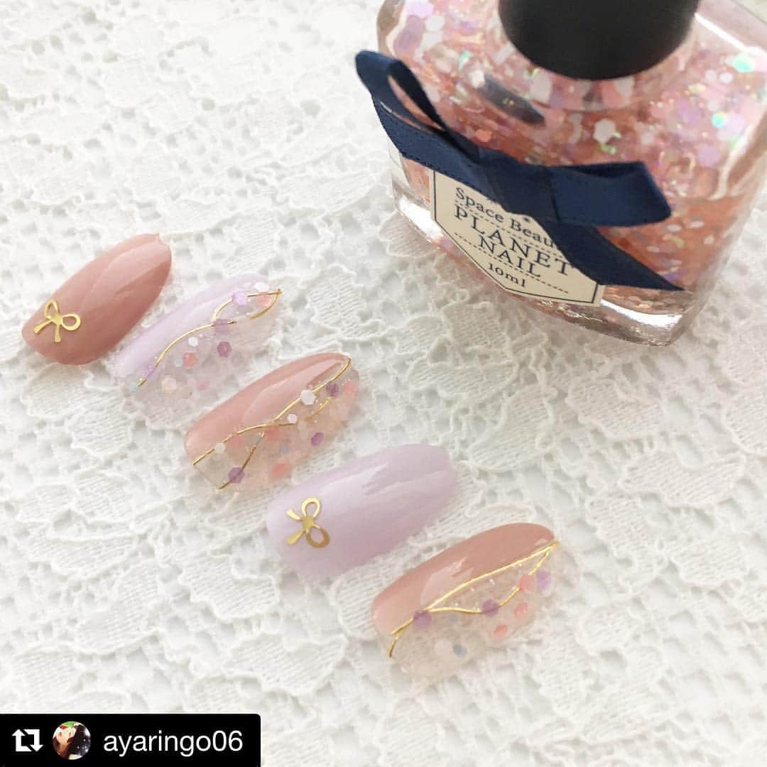 【PLANET NAIL（プラネット ネイル）】公式さんのインスタグラム写真 - (【PLANET NAIL（プラネット ネイル）】公式Instagram)「@ayaringo06 さん PLANET NAIL Basic Line PL25 真夜中のフリルシューズ を使用したアレンジのご紹介ありがとうございます💅 ・ #Repost @ayaringo06 with @get_repost ・・・ : おはようございます☀ : プラネットネイル新色#真夜中のフリルシューズ で ハーバリウムネイル💐２ : 好評のワイヤーネイルとハーバリウムあわせてみました😋 可愛いでーす✨🤩 : : ◁使用したもの▷ #プラネットネイル @planet.jp  #パラドゥネイル @parado_nailbu  ラベンダー  付録 ワイヤー  キャンドゥ ゴールドパーツ  ダイソー : : : #100均ネイル #ほぼ100均ネイル #あやりんごオリジナルデザイン #セルフネイル #セルフネイル部 #ロカリネイル #ネイルサークル #ponte_beauty #sucle #mery女子 #nailbook #女子力向上委員会 #ピュアラモ #パラドゥネイル部 #チャーミングティアラ #プチプラネイル #大人可愛いネイル #ピンクネイル #簡単ネイル #ポリッシュネイル #ワンカラーネイル #planet_jp #planetnail」10月29日 10時38分 - planet.jp