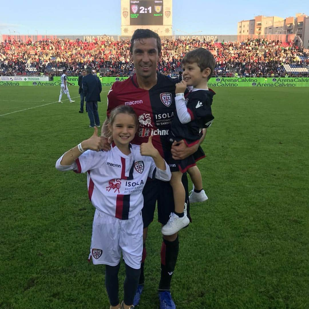 ダリヨ・スルナのインスタグラム：「Con questi tifosi non posso perdere partita mai ❤️ #forzacasteddu 🔴🔵 #mirela&kasia&karlo ❤️❤️❤️」