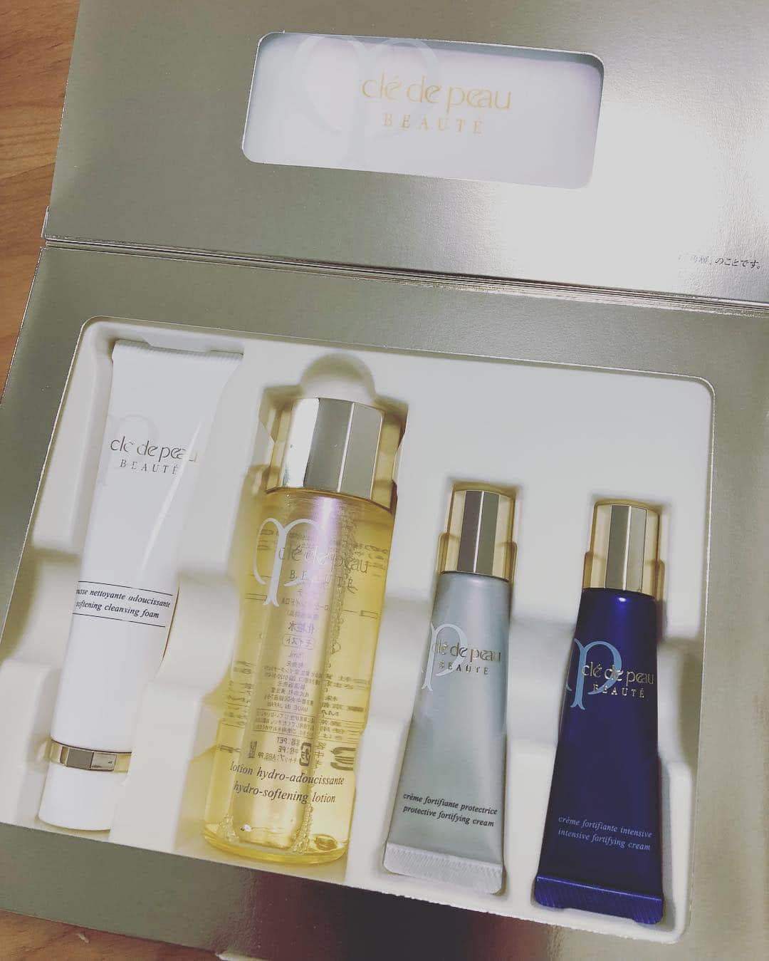 山中絢子のインスタグラム：「お誕生日近辺にお届け物が❣️嬉しい😂 今回cle de peau BEAUTE for your Radiant Journeyのモニターに参加しました✨  少しずつ使い始めております😇！ #コフレエクラエサンシエル #クレドポーボーテ #cledepeaubeaute #スキンケア #化粧水 #乳液 #メンバー限定モニター」