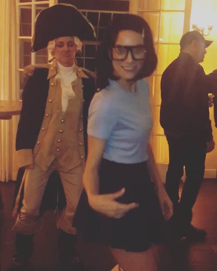 ジェシカ・ストループのインスタグラム：「George Washington was very angry at the state of things... until the music came on. #shouldershake #tinafrombobsburgers」