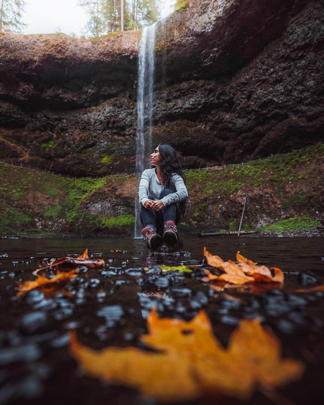コロンビアさんのインスタグラム写真 - (コロンビアInstagram)「Waterfalls in the fall. Does it get any better?  Photo: @tygroby | #silverfallsstatepark | #TestedTough  CC: @michellenaja」10月29日 9時07分 - columbia1938