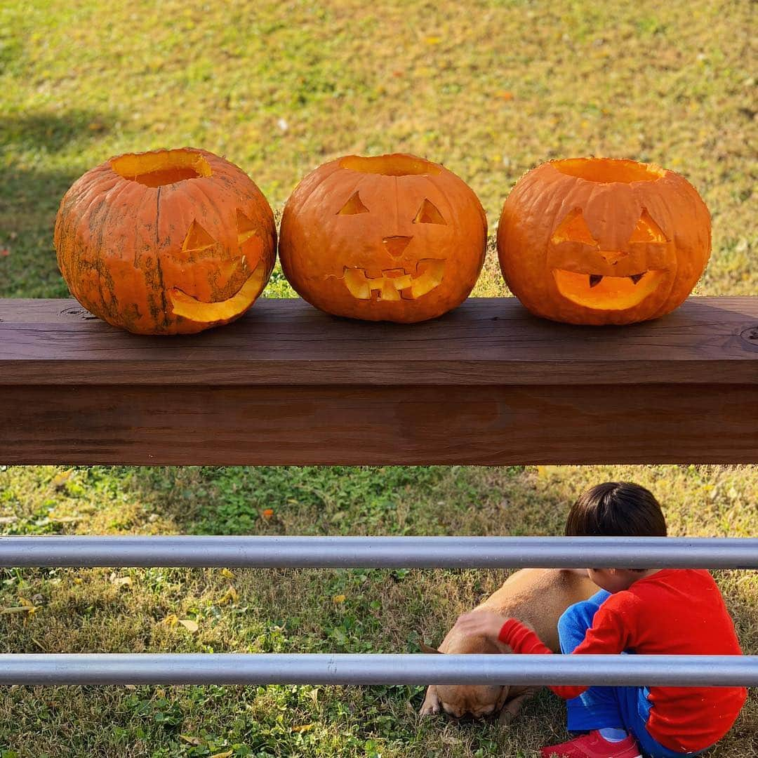 アンジェラ・アキさんのインスタグラム写真 - (アンジェラ・アキInstagram)「今日は友達の家でカボチャランタン🎃を作りました。息子も私も初のランタン作りで楽しかった！秋晴れの美しい日でした。まもなくハロウィンですね🧟‍♀️👻🧟‍♂️ First time carving pumpkins! So much fun on a beautiful autumn Sunday. Almost halloween!」10月29日 9時30分 - angelaakiusa