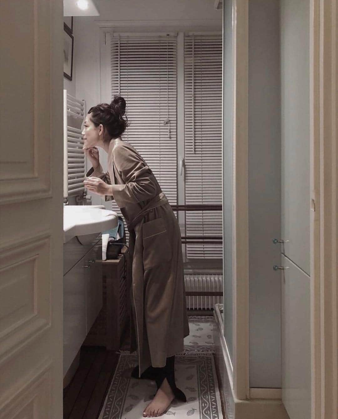 JUNNAのインスタグラム：「monday mood... ・ ・ ・ パリのアパルトモンにて...🇫🇷 #パイピングベロアガウン #スリットリブレギンス #junna👠#etretokyo #paris #アパルトモン#エトレレギンス #エトレピコレギンス#2018ETREaw」
