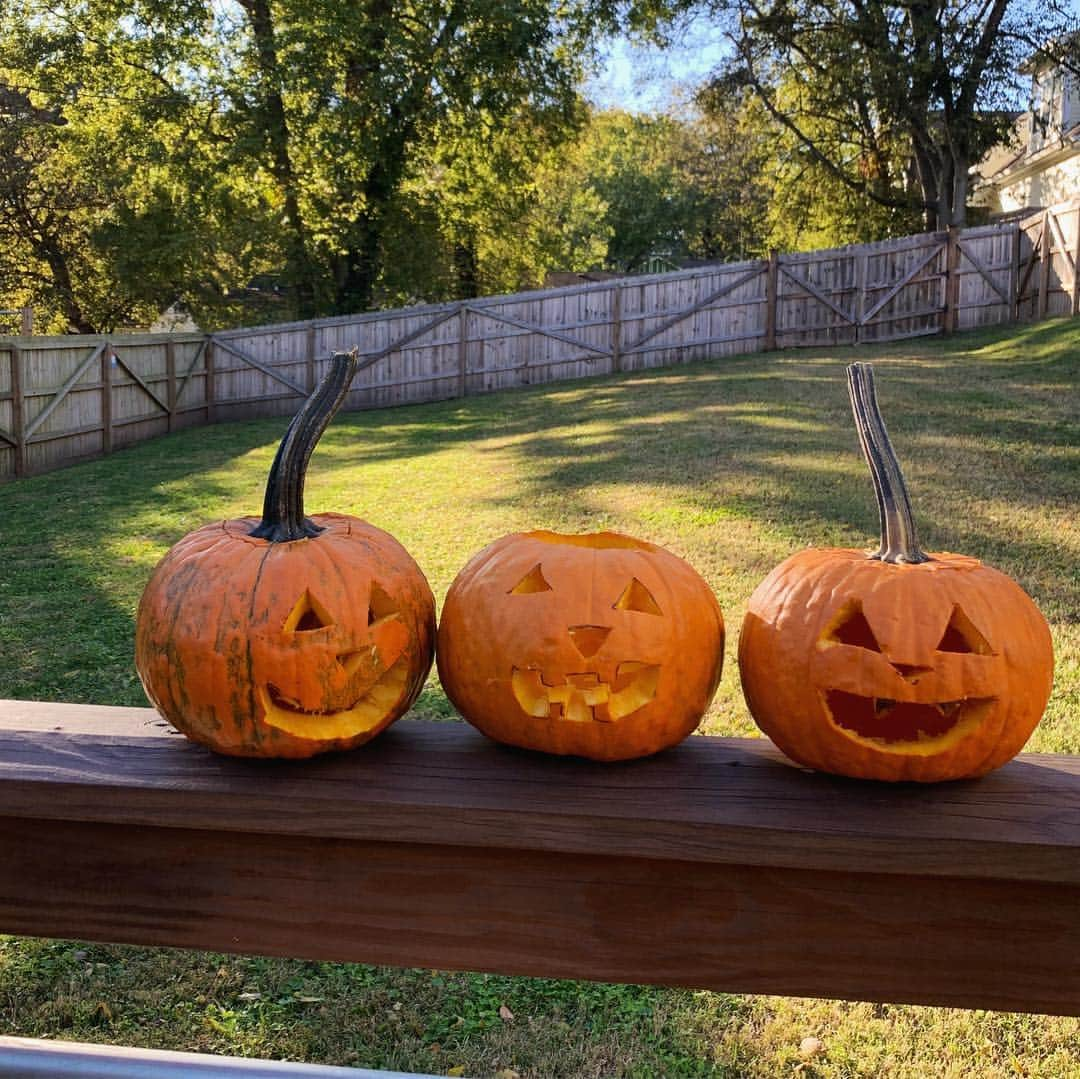 アンジェラ・アキのインスタグラム：「今日は友達の家でカボチャランタン🎃を作りました。息子も私も初のランタン作りで楽しかった！秋晴れの美しい日でした。まもなくハロウィンですね🧟‍♀️👻🧟‍♂️ First time carving pumpkins! So much fun on a beautiful autumn Sunday. Almost halloween!」