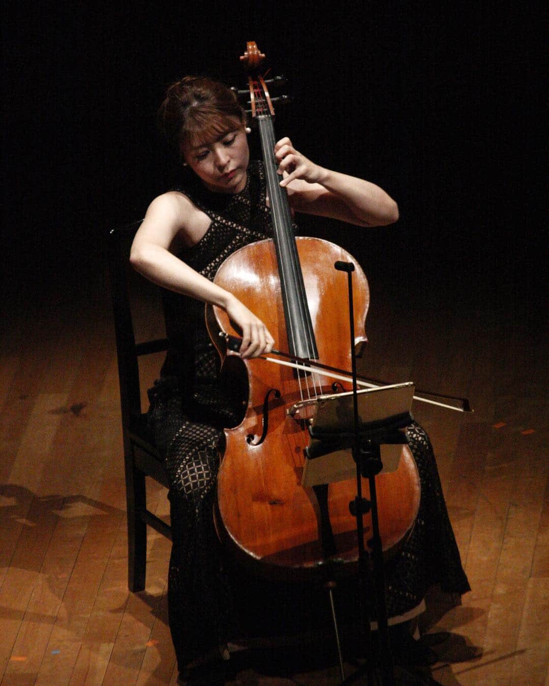 のインスタグラム：「Thank you NHK TV for filming this concert! It will be on air in January! ・ ・ It was my pleasure to play wonderful pieces by the great Dai Fujikura at my favorite Hakuju Hall. Thank you for having me. ・ Official Photo by Hakuju Hall ・ Hakujuホール15周年記念コンサート藤倉大個展は1月にNHKにて放送されます。魅力的な藤倉さんの曲たちを大好きなHakujuホールで演奏出来て本当に幸せでした。感謝感激雨嵐。 ・ Hakujuさんからのオフィシャル写真をいただいたので、お知らせと共に〜 ・ ‪衣装も助けて金太郎ばりに‬ムキムキな新倉選手ですが💪🏻やはり音が聴こえてきそうな写真でとても気に入っています。 ・ #nhk #hakujuhall #daifujikura #moment #eternalescape #osm #musicianslife #cellogirl #violoncello #cellistoftheworld #tvprogram #grancino #giovannigrancino #白寿ホール @daifujikura @hiroyuki8034 #金太郎」