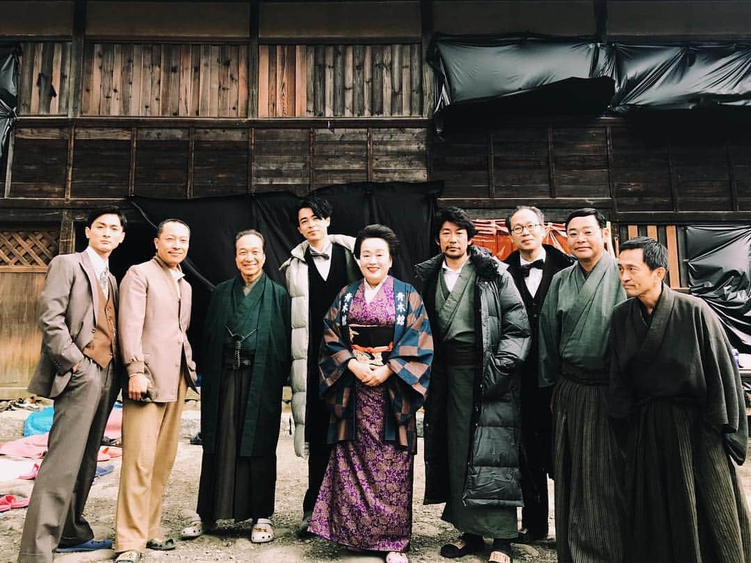 のインスタグラム：「“渡辺えりさんオールアップ！お疲れ様でした！” 〜from M.Nagase. ★  #映画カツベン！ #渡辺えり #成田凌 #高良健吾 #小日向文世 #音尾琢真 #徳井優 #田口浩正 #正名僕蔵 #えりさんCDと手拭い有難う御座いました #徳井さん横向き写真ですみません #永瀬正敏 #masatoshinagase」