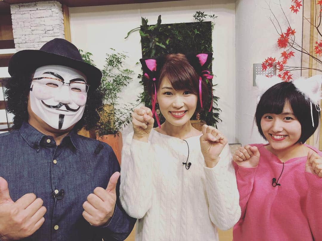 小松千絵さんのインスタグラム写真 - (小松千絵Instagram)「今日の#4時なま は #ハロウィン ということで簡単な仮装をしてみました✨ 左がどなたかわかりますか？笑  #1人本気の国司さん #難波ちゃんとお揃いの #猫耳 #猫耳がすごく似合う難波ちゃん #4枚目はリハーサル前の猫耳 #ポーズが変」10月29日 19時17分 - komao_chie
