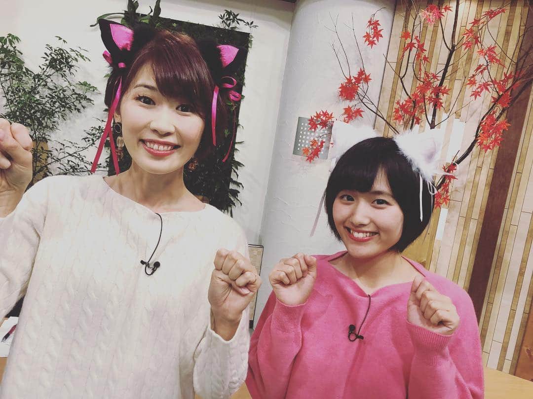 小松千絵さんのインスタグラム写真 - (小松千絵Instagram)「今日の#4時なま は #ハロウィン ということで簡単な仮装をしてみました✨ 左がどなたかわかりますか？笑  #1人本気の国司さん #難波ちゃんとお揃いの #猫耳 #猫耳がすごく似合う難波ちゃん #4枚目はリハーサル前の猫耳 #ポーズが変」10月29日 19時17分 - komao_chie